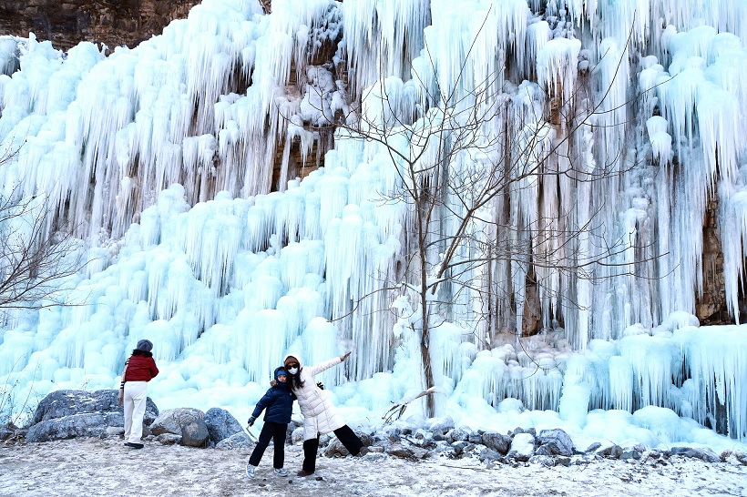 الصين : بكين: شلال هويوي الجليدي يمنح برودة منعشة