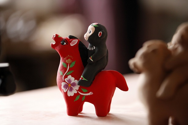 خهبي، خنان: ورثة التراث الثقافي غير المادي ينحتون خيولا بمهارة لاستقبال العام الجديد في الصين