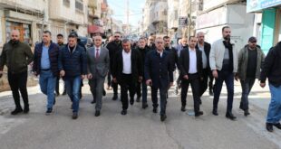 محافظ الخليل يشارك في تشييع المناضل الوطني عفيف غطاشة