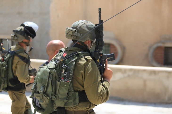 الاحتلال يعتقل شابا من بلدة سلواد شرق رام الله