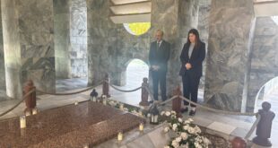 الوزيرة شاهين تضع إكليلاً من الزهور على ضريح مؤسس جمهورية غانا كوامي نكروما