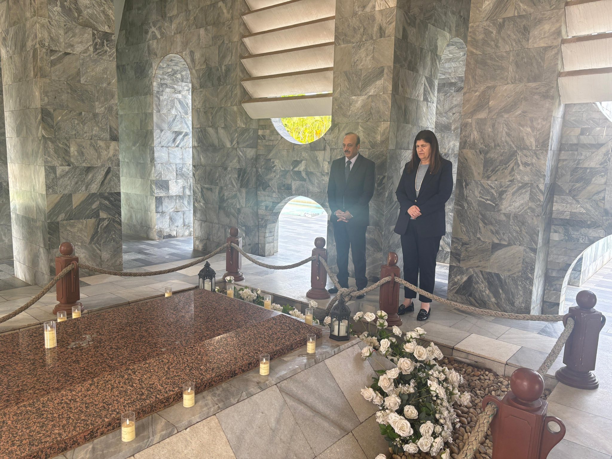 الوزيرة شاهين تضع إكليلاً من الزهور على ضريح مؤسس جمهورية غانا كوامي نكروما