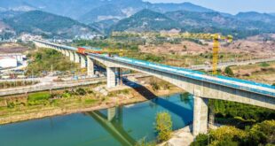 إتمام ربط طرفي جسر كبير قيد البناء على خط شيآن-تشونغتشينغ للسكك الحديد فائقة السرعة بجنوب غربي الصين