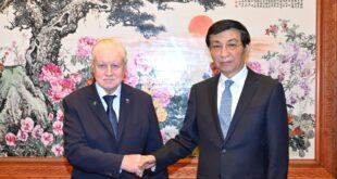 كبير المستشارين السياسيين الصينيين يلتقي وفدا من حزب روسيا العادلة