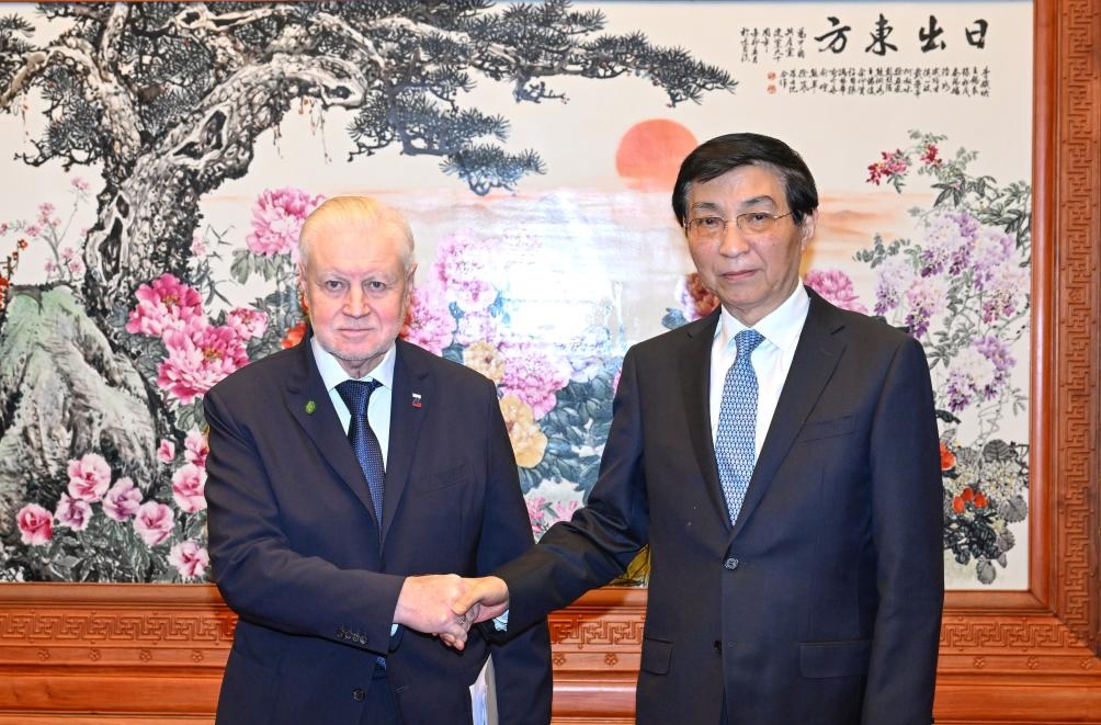 كبير المستشارين السياسيين الصينيين يلتقي وفدا من حزب روسيا العادلة