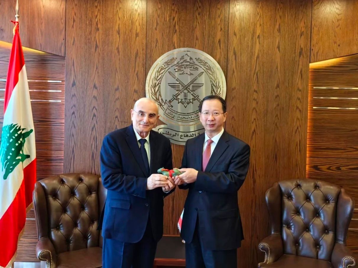 السفير الصيني لدى لبنان تشن تشواندونغ يلتقي بوزير الدفاع الوطني اللبناني ميشال منسى