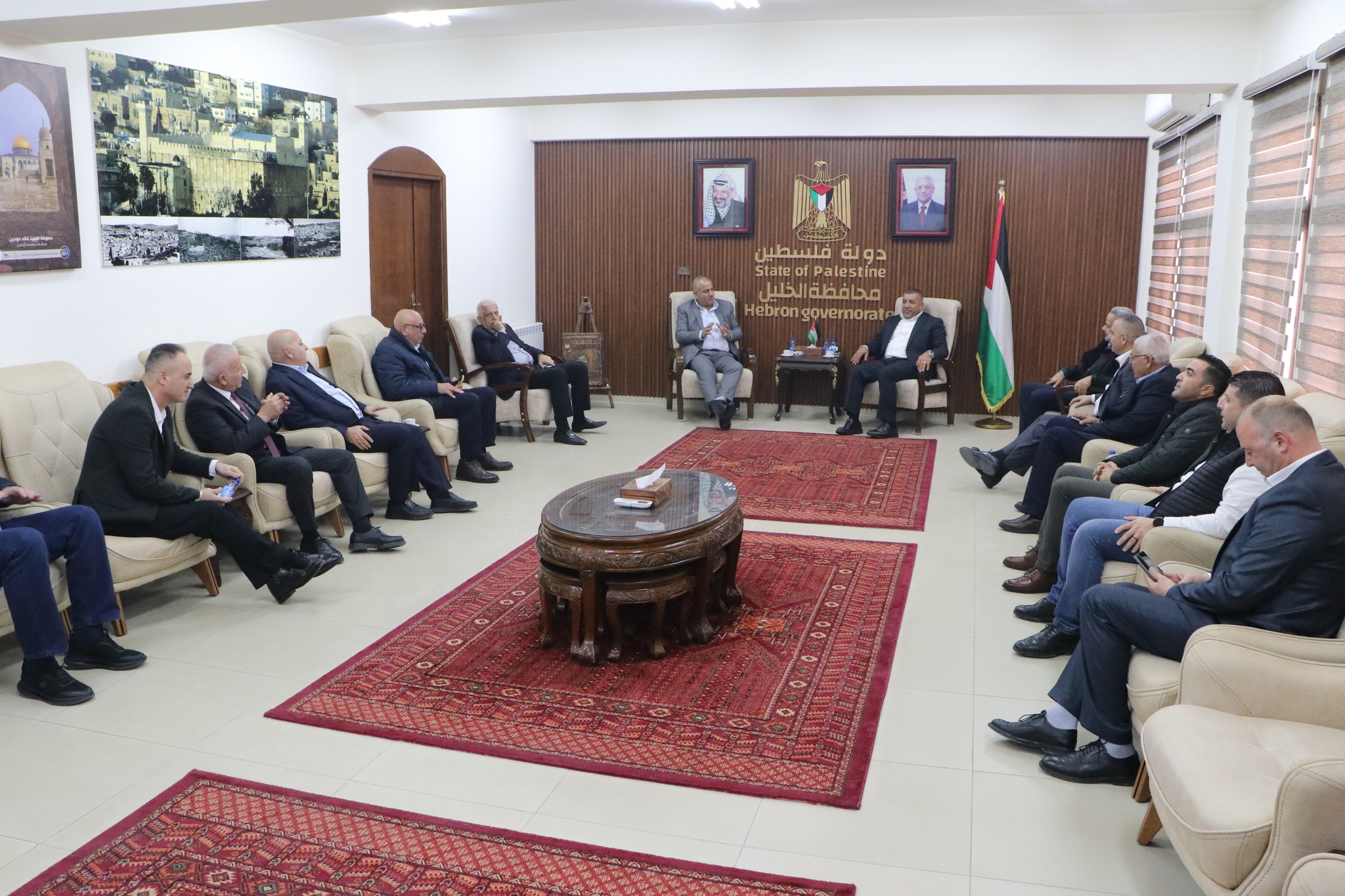 محافظ الخليل يستقبل رئيس هيئة الصناديق العربية والإسلامية لبحث دعم مشروع تطوير طريق واد النار