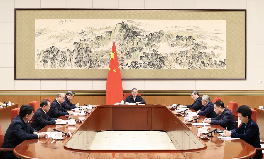 رئيس مجلس الدولة الصيني يدعو إلى تنفيذ استراتيجية الحضرنة الجديدة لتعزيز التنمية الاجتماعية والاقتصادية