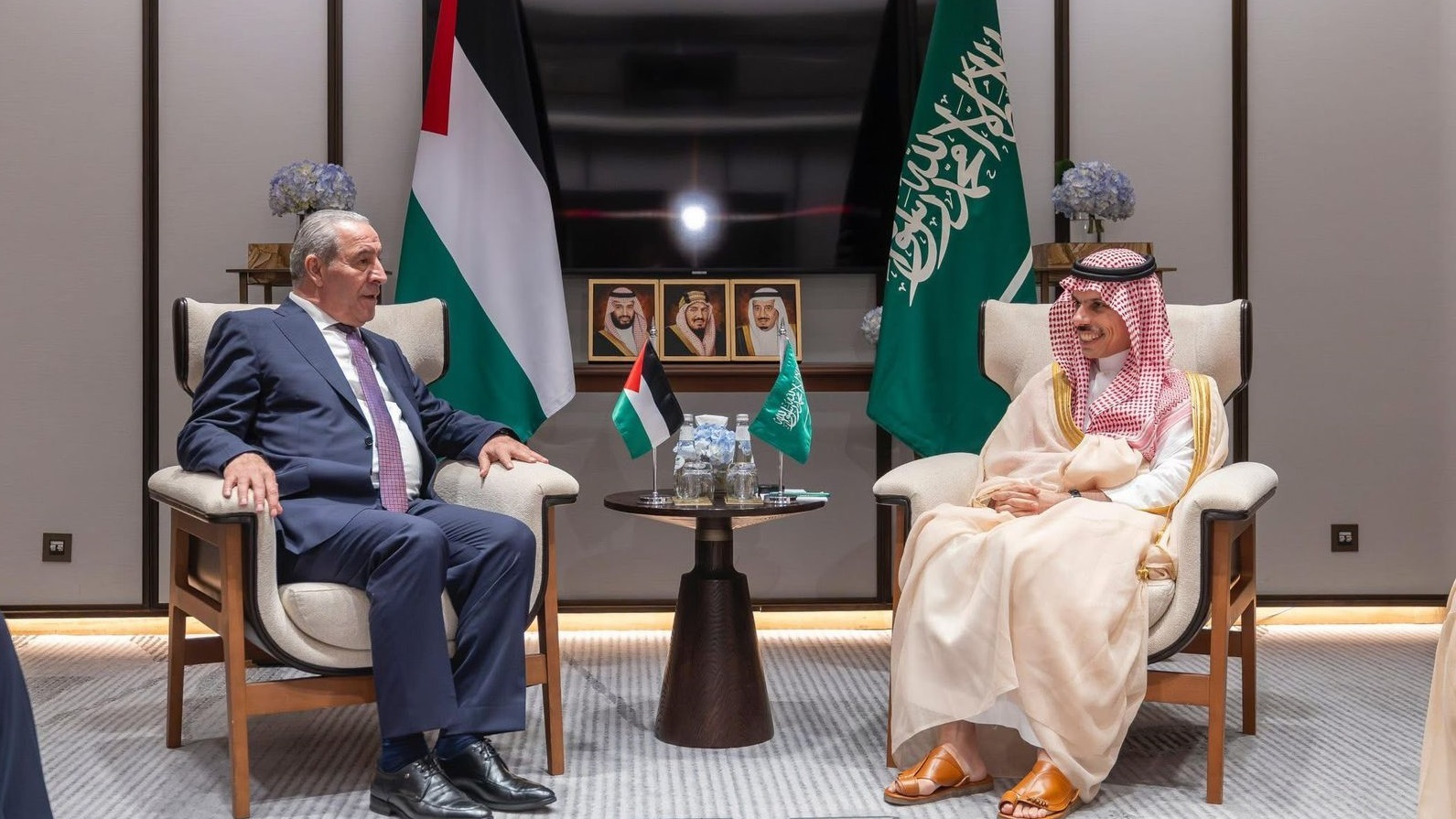 نائب الرئيس الفلسطيني حسين الشيخ يبحث مع وزير الخارجية السعودي آخر مستجدات القضية الفلسطينية