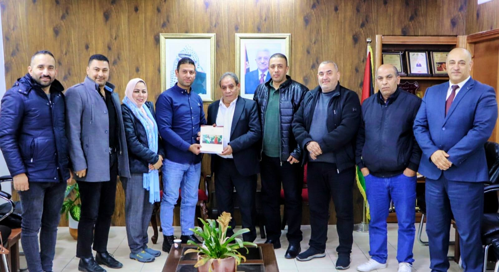 محافظ بيت لحم يلتقي وفد تجمع العلاقات العامة المشارك في دورة الاتصال والاندماج الإعلامي في الصين