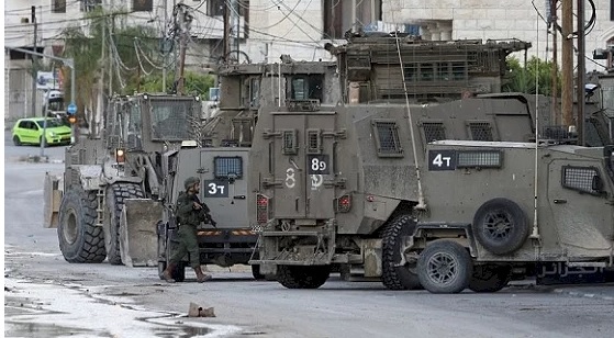 الاحتلال يصيب شابا ويعتقل 6 آخرين خلال اقتحام مخيم الأمعري وأم الشرايط والمزرعة الغربية