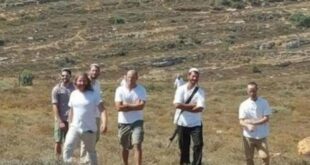 مستوطنون يهاجمون رعاة الأغنام قرب الخان الأحمر