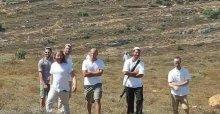 مستوطنون يهاجمون رعاة الأغنام قرب الخان الأحمر