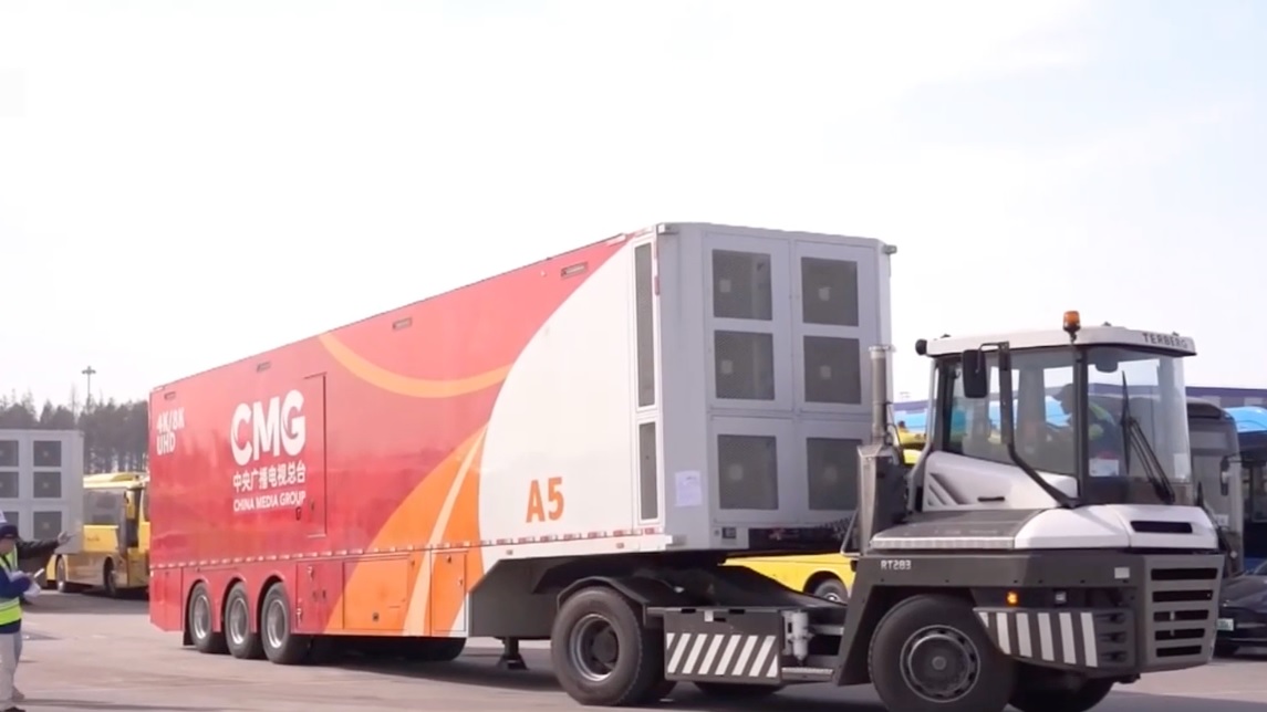 مركبات البث التابعة لمجموعة الصين للإعلام تتنقل بطريق بحري إلى إيطاليا