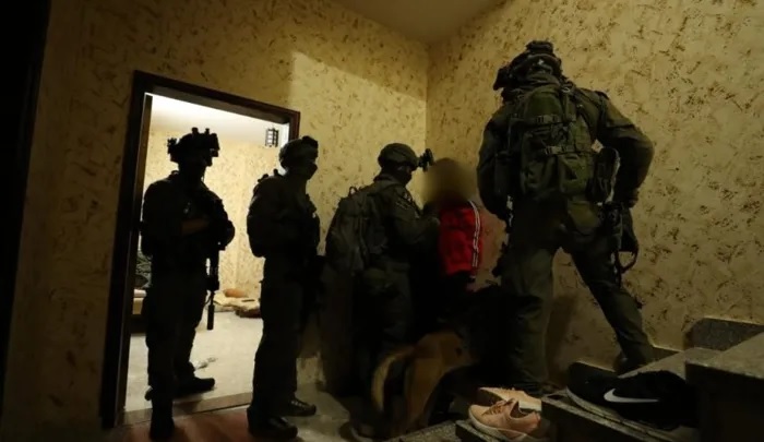 الاحتلال يفتش منازل ويسرق أموالا ومصاغا ذهبيا في بلدة جبع جنوب جنين