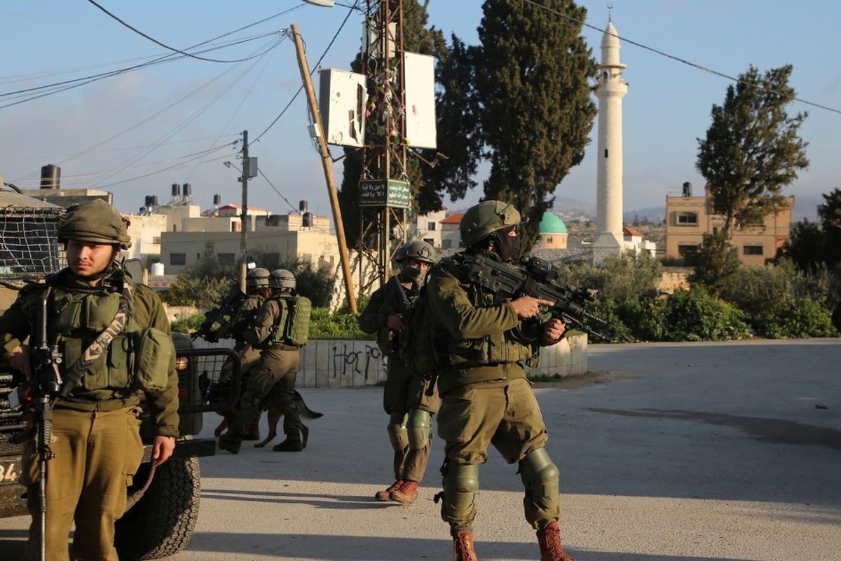 الاحتلال يحتجز شابا وينكل به خلال اقتحامه بلدة ترمسعيا شمال شرق رام الله