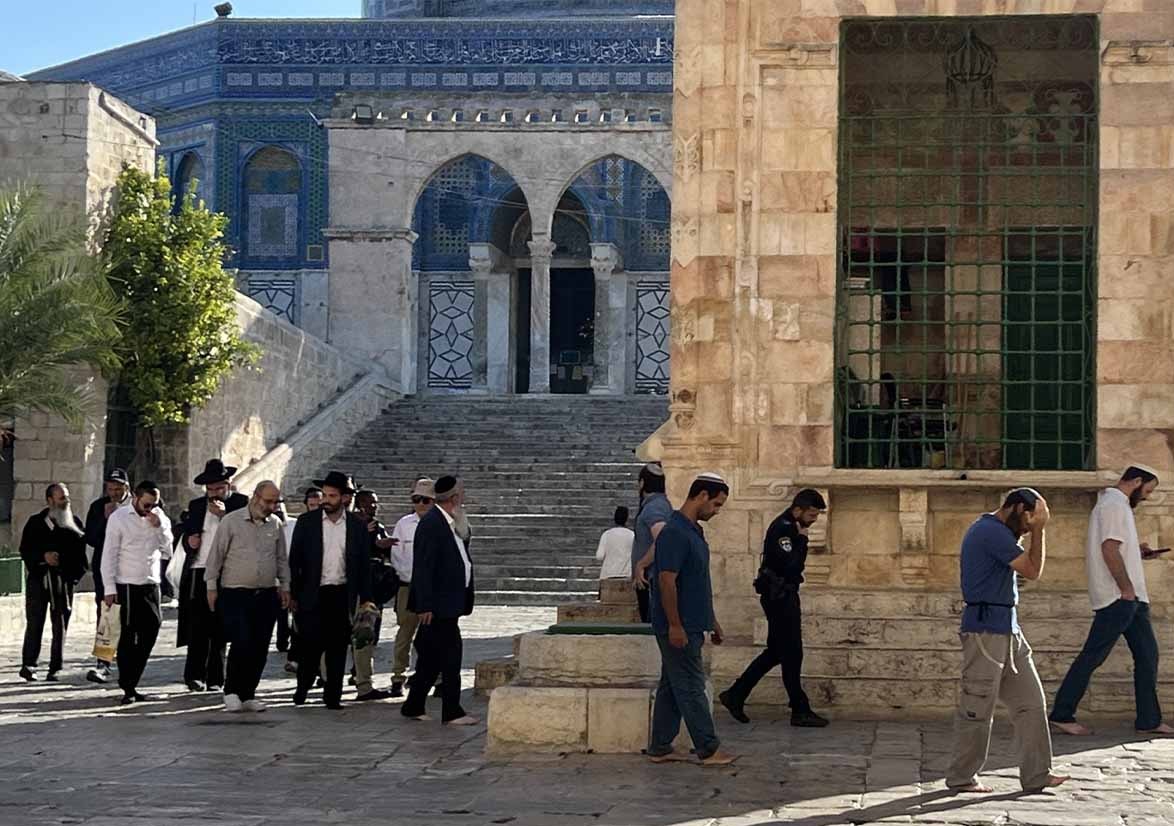 مستوطنون يقتحمون باحات المسجد الأقصى