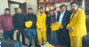 وفد من النضال الشعبي يقدم ملابس وقائية لعمال النظافة في بلدية الكرمل