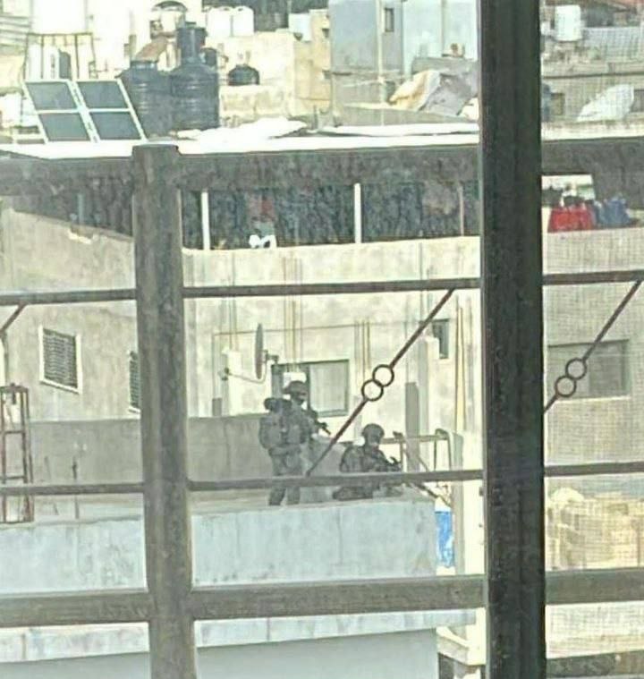 "مستعربون" يقتحمون مخيم الأمعري والاحتلال يدفع بتعزيزات عسكرية