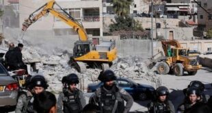 الاحتلال يشرع في هدم موقف سيارات وغرفة متنقلة في حي رأس خميس بالقدس