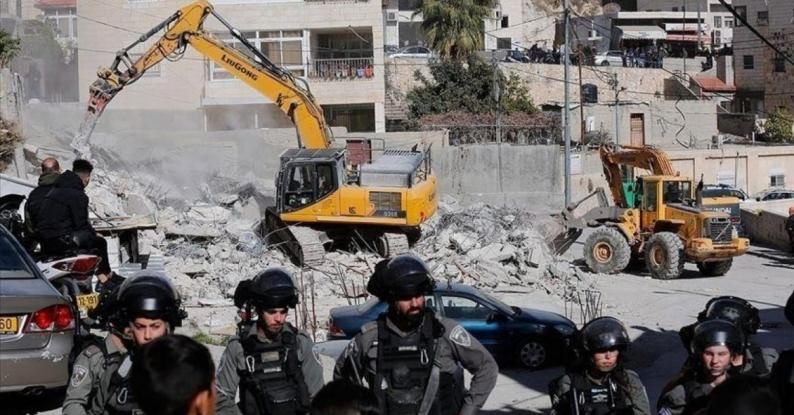 الاحتلال يشرع في هدم موقف سيارات وغرفة متنقلة في حي رأس خميس بالقدس