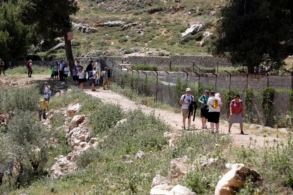 مستوطنون برفقة قوات الاحتلال يقتحمون برك سليمان جنوب بيت لحم