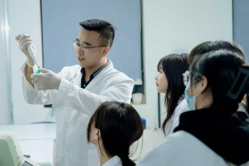 باحثون صينيون يبتكرون أسلوبا جديدا لعلاج فيروس نقص المناعة البشرية