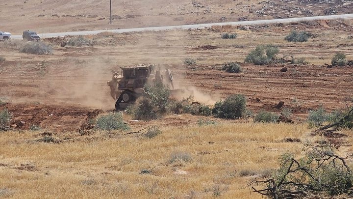 الاحتلال يواصل تجريف أراض زراعية على المدخل الشرقي لمدينة قلقيلية