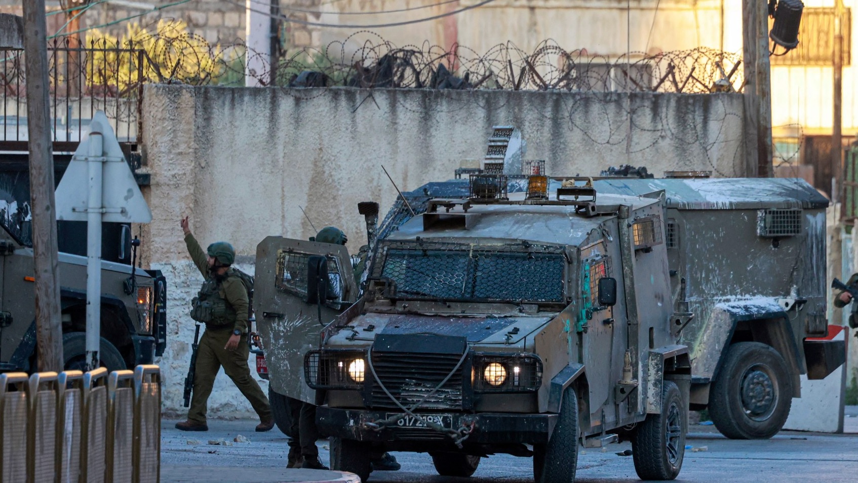 الاحتلال يعتقل ثمانية مواطنين من برقة ومخيم عسكر شرق نابلس