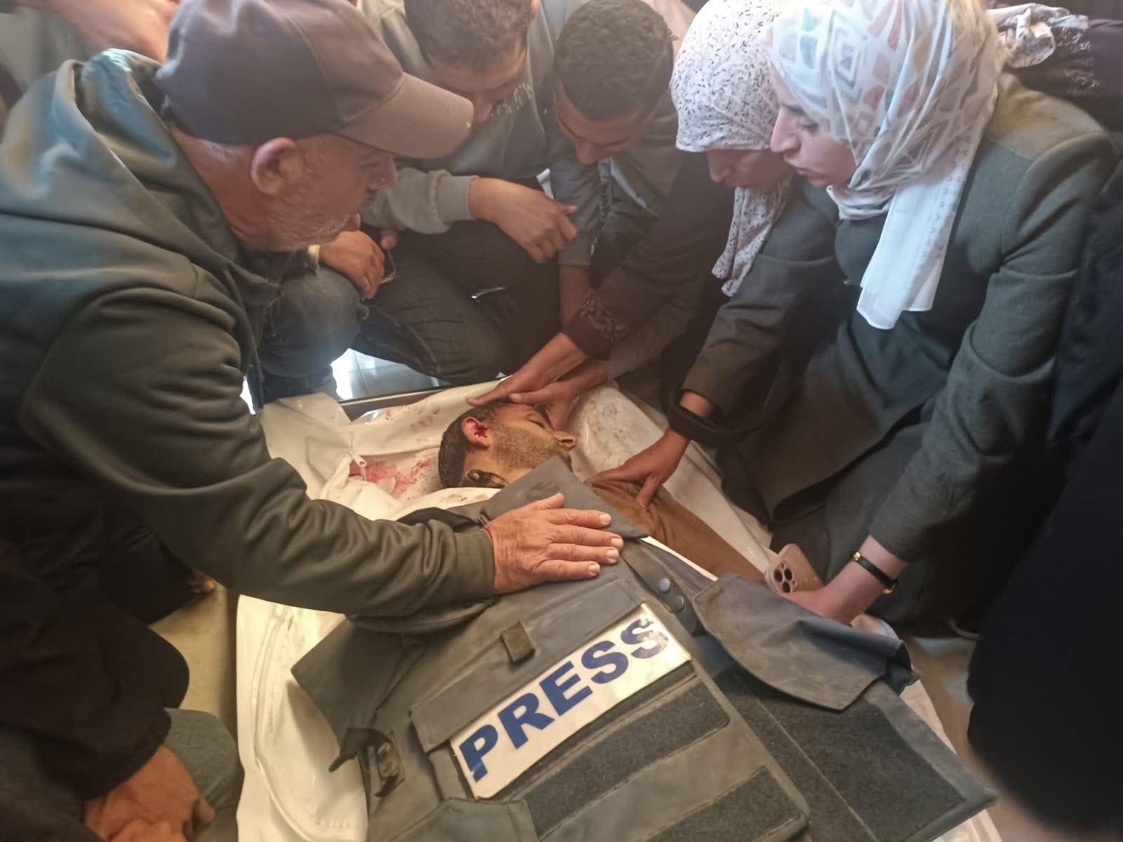 استشهاد الصحفي محمود وادي وإصابة صحفي آخر في قصف إسرائيلي جنوب غزة