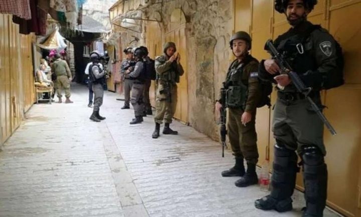 الاحتلال يحظر التجوال في البلدة القديمة بمدينة الخليل