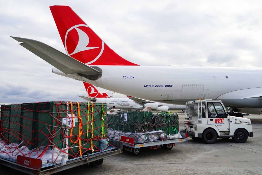 حجم مناولة البضائع والبريد السنوي في مطار بوسط الصين يتجاوز مليون طن