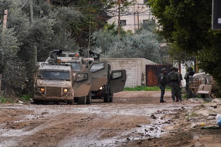 قوات الاحتلال تقتحم قرية عاطوف شرق طوباس وتفتش منشآت