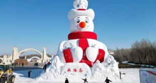 رجل ثلج عملاق في مدينة هاربين بشمال شرقي الصين