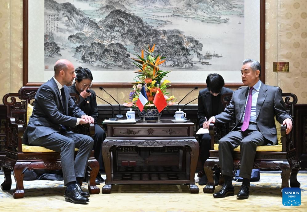 وزير الخارجية الصيني يلتقي وزير الخارجية الفرنسي