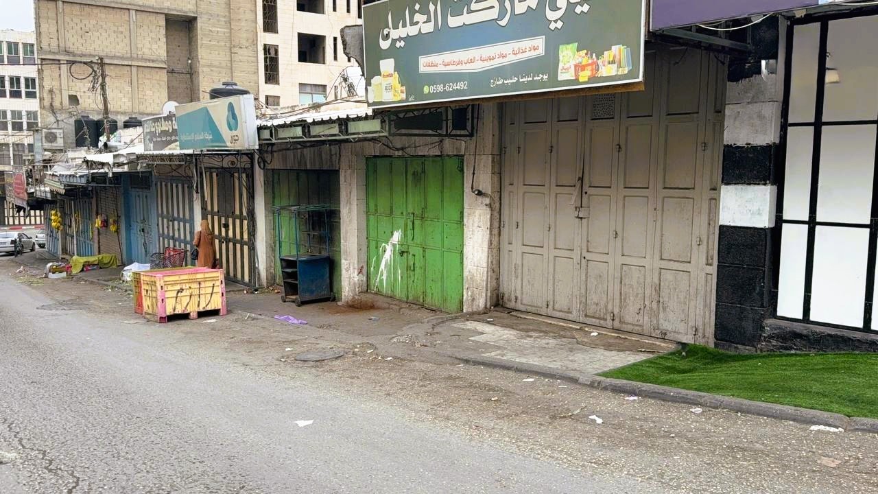 الإضراب يعمّ الخليل تنديدًا بجريمة الاحتلال بإعدام شابين