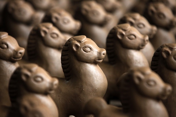 خهبي، خنان: ورثة التراث الثقافي غير المادي ينحتون خيولا بمهارة لاستقبال العام الجديد في الصين