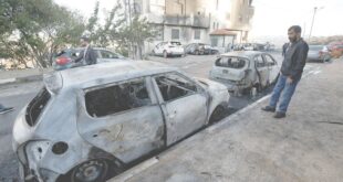 مستوطنون يحرقون مركبات فلسطينية شمال شرق رام الله