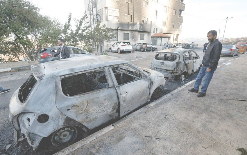 مستوطنون يحرقون مركبات فلسطينية شمال شرق رام الله
