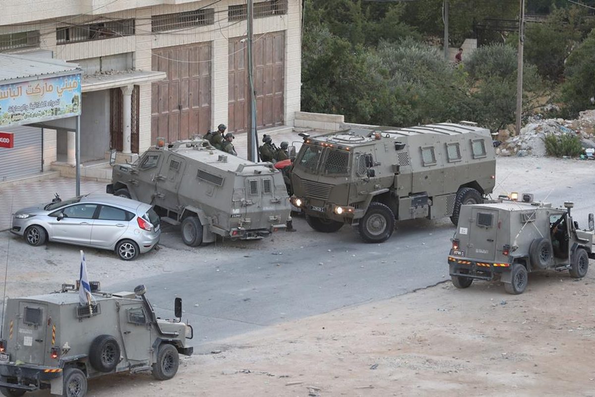 الاحتلال يعتقل 10 مواطنين من علار وعتيل وصيدا شمال طولكرم