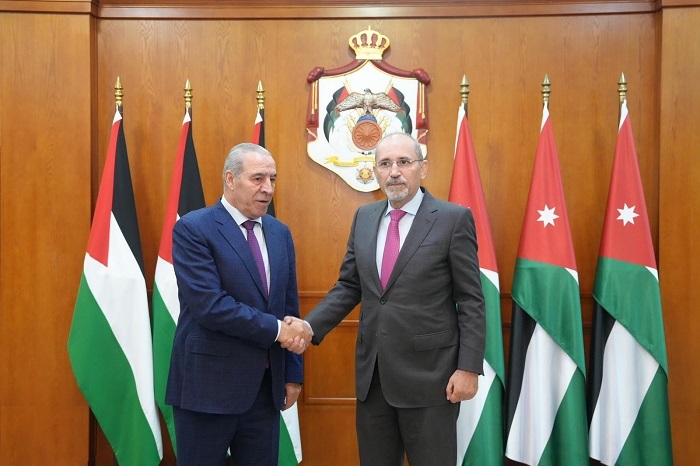 نائب الرئيس حسين الشيخ يبحث مع وزير الخارجية الأردني تثبيت وقف إطلاق النار في غزة ووقف التصعيد الإسرائيلي بالضفة