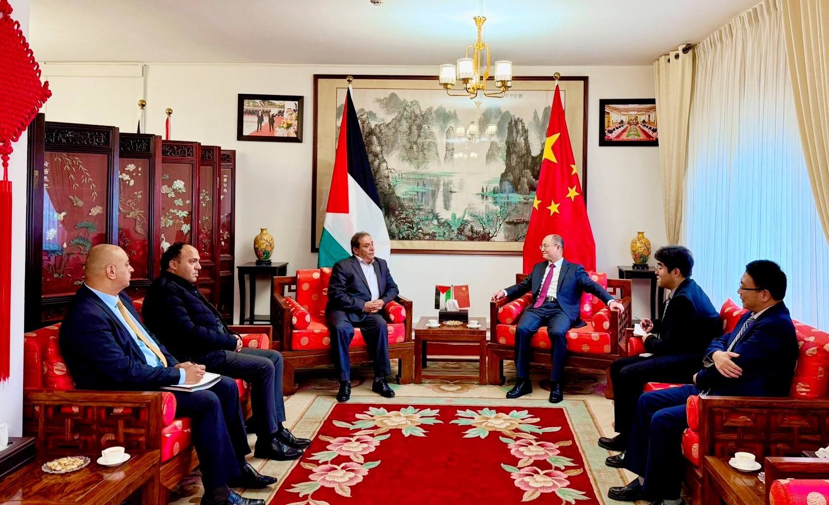 محافظ بيت لحم يلتقي السفير الصيني ويبحثان سبل تعزيز التعاون المشترك