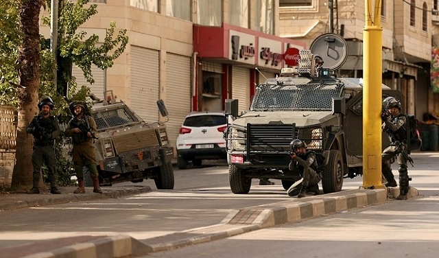 الاحتلال يعتقل 22 مواطناً من دورا والطبقة ومخيم الفوار بمحافظة الخليل