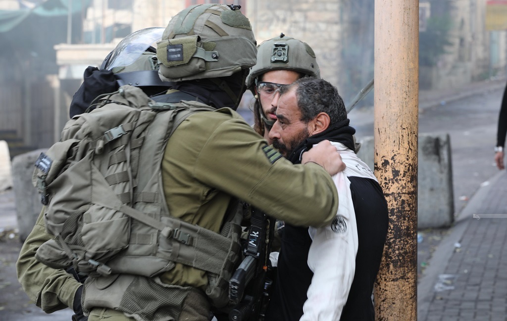 الاحتلال يحتجز 20 مواطنا من أبو ديس ويجري تحقيقا ميدانيا معهم