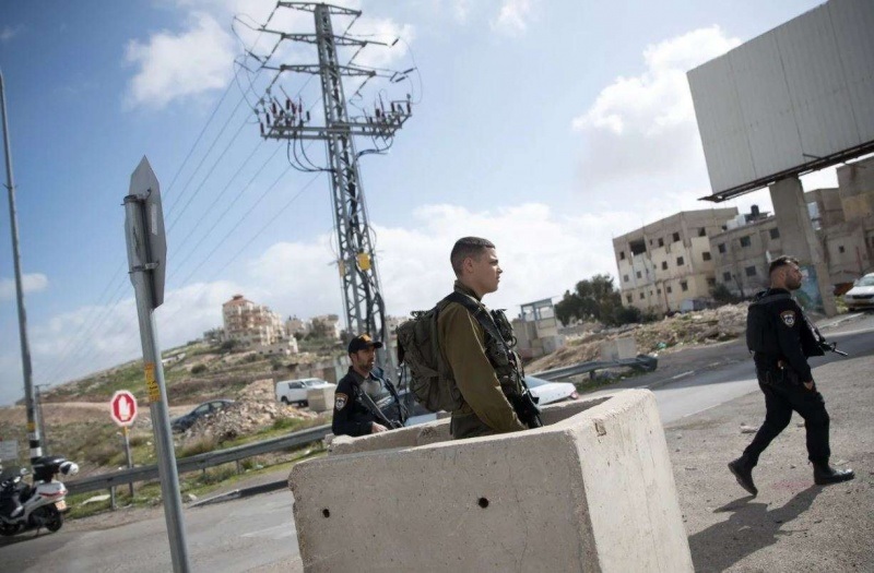 قوات الاحتلال تغلق بوابة عطارة شمال رام الله