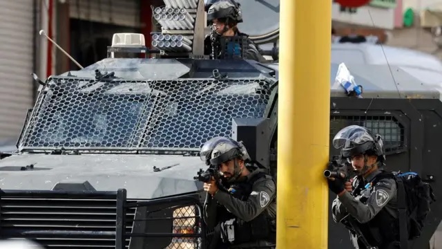 الاحتلال يشن حملة مداهمات واعتقالات في الضفة الغربية