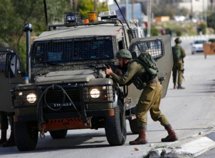 قوات الاحتلال تعتقل 8 مواطنين ومستعمرون يحرقون منزلا ومركبتين في بيت لحم