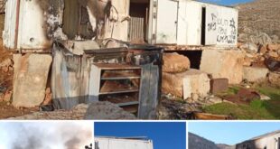 مستوطنون يحرقون "كرفانا" وجرافة ويخطون شعارات عنصرية في كفر مالك شرق رام الله