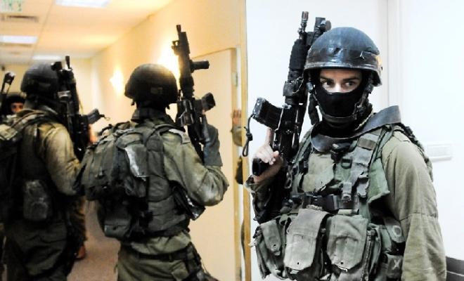 الاحتلال يعتقل ثلاثة مواطنين ويحتجز العشرات في الخليل