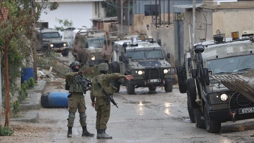 الاحتلال يعتقل خمسة مواطنين من سعير بينهم أربعة أشقاء